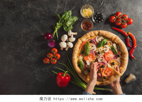俯视放在黑色背景上的披萨和各种食材被裁剪的女性手和意大利比萨与新鲜的成分在黑暗桌面上的拍摄